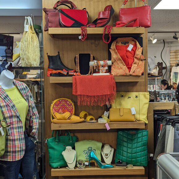 Meet your Posher, Chic - Picture 3 of 4